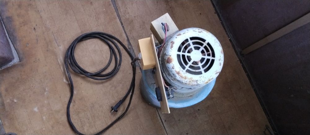 Голям миксер за разбъркване на мляко и др.течности