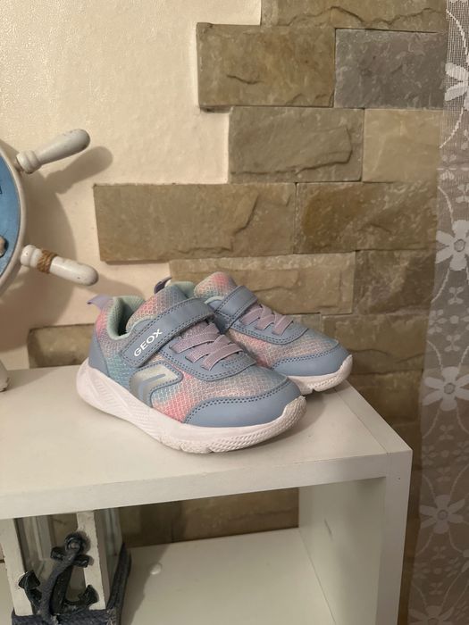 Продам детские кроссовки geox