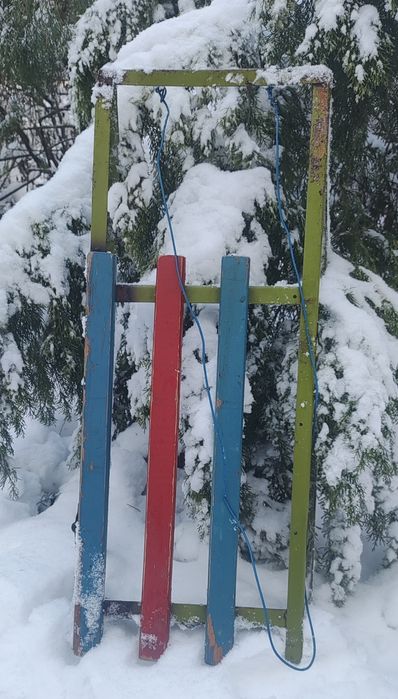 Самосвал большой советский. Санки и столик тоже тех времён.