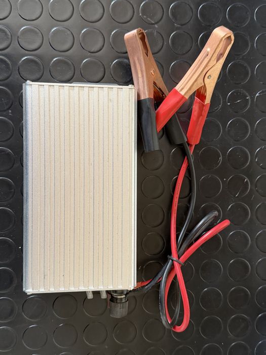 Инвертор 1000W (12V → 220V)