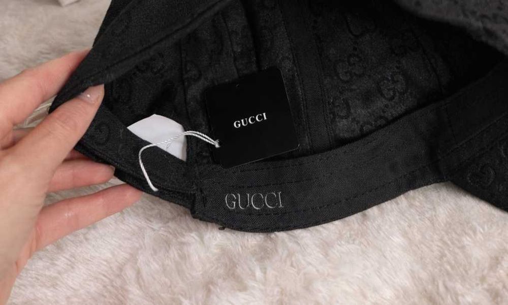 черна лятна унисекс шапка с козирка гучи gucci и хартиена чанта