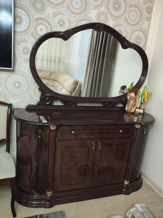 Продам сервант в отличном состоянии.