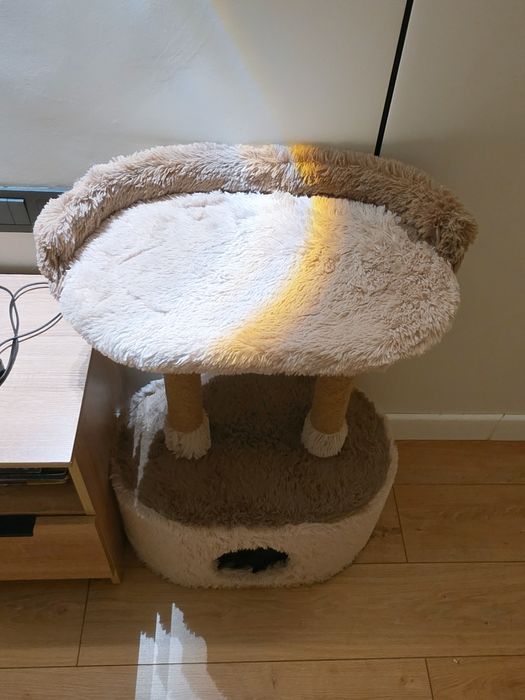 Кошачий домик с когтеточкой