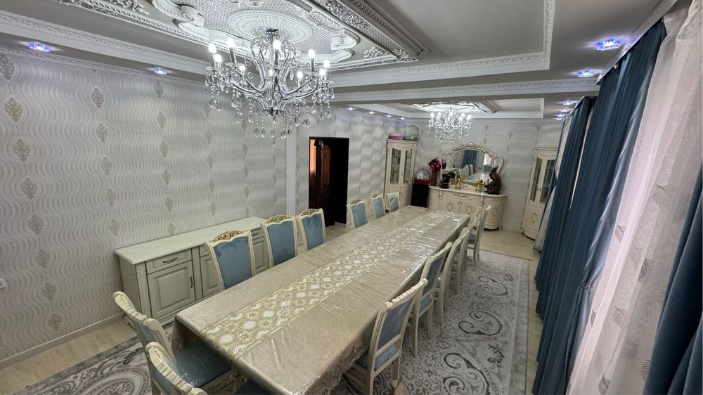 Стол и стулья для гостиной