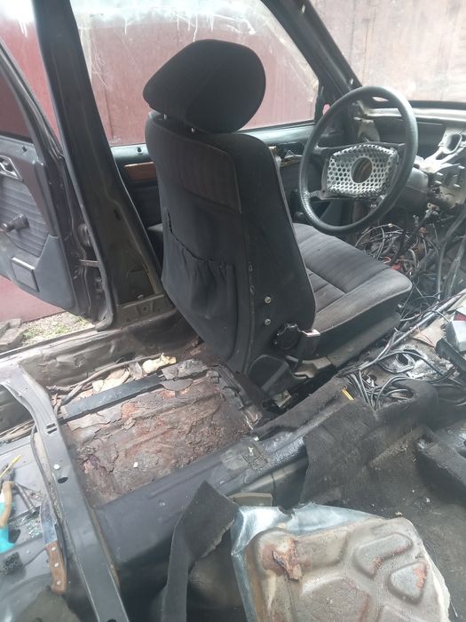 Продам сиденья 124 мерседес комплект ёлка