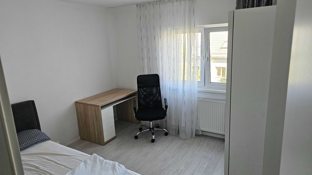 Inchiriez apartament cu 4 camere si 2 bai, situat pe strada Viilor, in cartierul Zorilor, intr-o zona foarte bine pozitionata a Clujului.