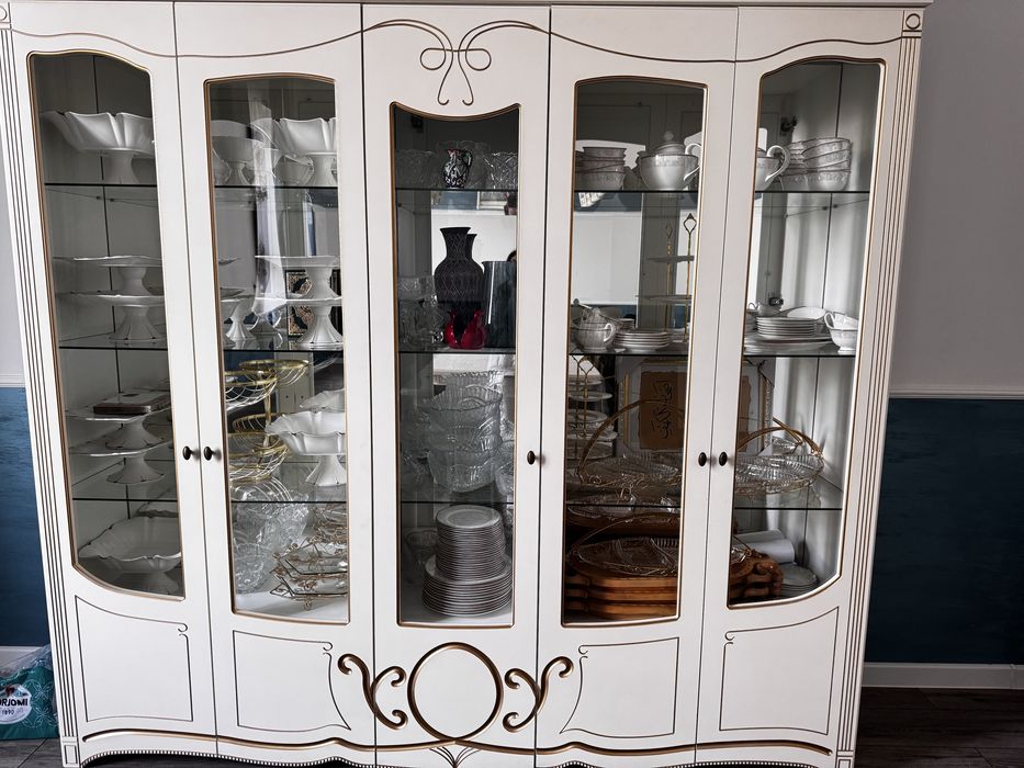 Продам современный сервант для зала