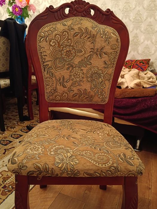 Стол и стулья для гостиной