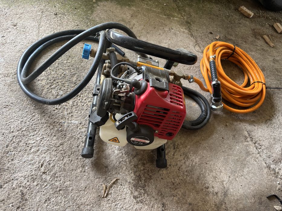 Vand pompa de stropit pe benzina ,furtun cu bambus la 10 m