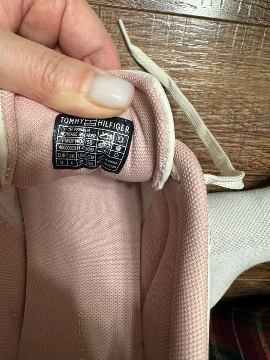 Кроссовки от бренда Tommy Hilfiger