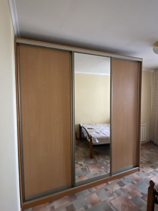 Шкак купе, 3-х дверный, с зеркалом