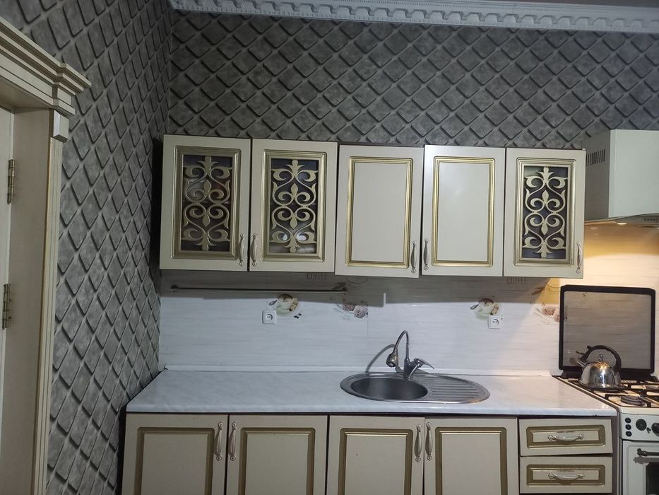 кухонный мебель гарнитур в месте с плитой и вытяжкой