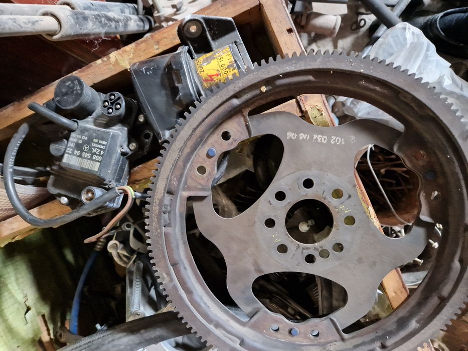 Продам на мерседес 124