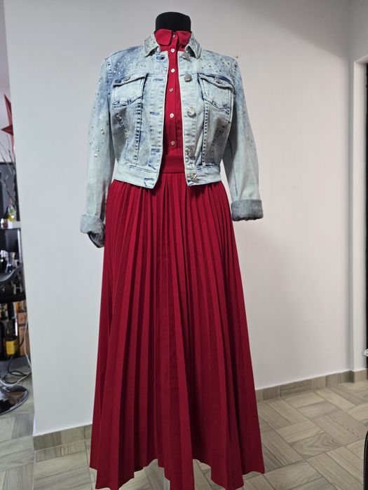 Geaca de blugi cu capse si ținte, pentru un look urban si modern