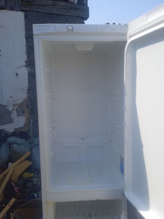 Продам холодильник Индезит полочки есть  не морозит