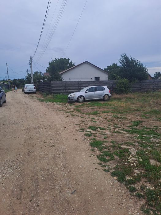 Teren intravilan 300 mp – Dârza, Crevedia | 22 m deschidere | Între case | 17.900 € negociabil