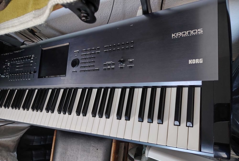 Продавам Корг Кронос 1