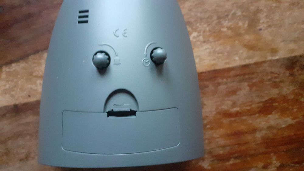 часовник настолен със секундарник и аларма REEKO