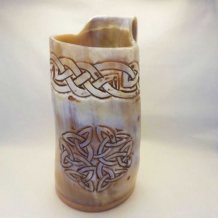 Чаши  от истински биволски рог и гравюри с викингски мотиви, тип халба