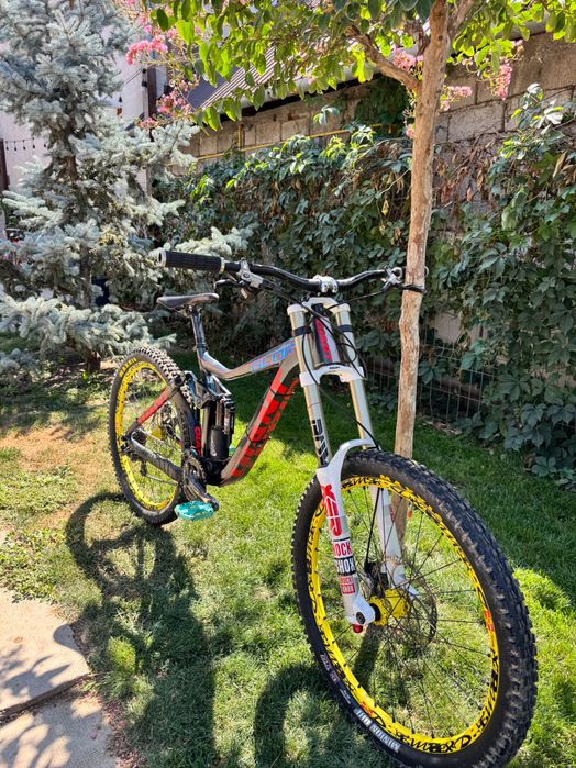 Giant glory dh 2015