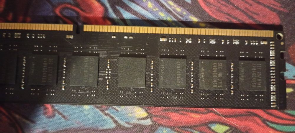 Plăcuță RAM DDR3 8gb funcțională