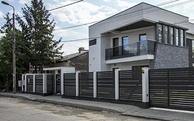 Garduri si porti din sipca metalica, panouri stil jaluzele, tabla cutata, plasa bordurata, fier forjat, BCA si beton si alte modele disponibile