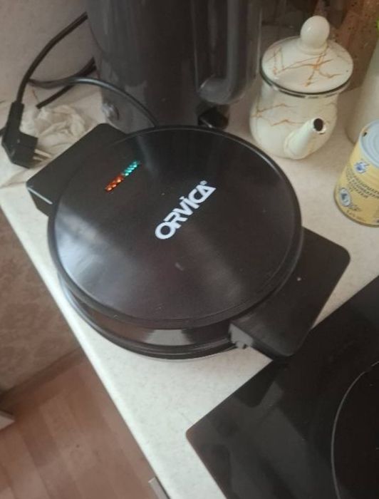 Вафельница практически новая)