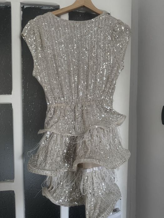 Rochie elegantă cu paiete și franjuri – argintiu-șampanie