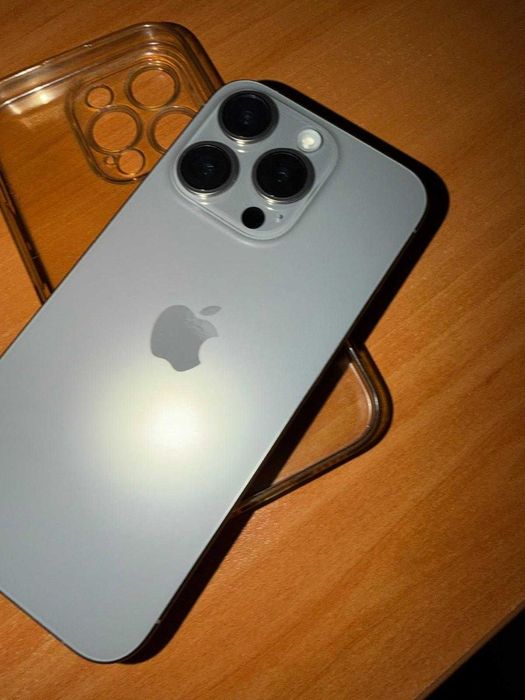 Продавам iphone 15 pro natural titanium