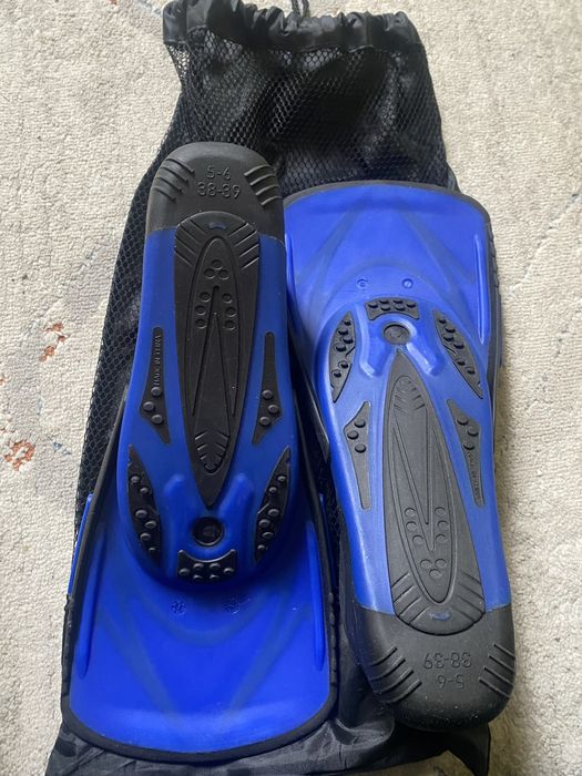 Ласты для плавания.