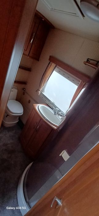 Vând rulota BESACAR  Axa dubla .ptr o locatie fixa ,pat matrimonial ,baie mare pe spate