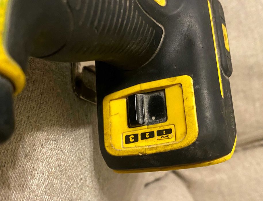 Masina de insurubat cu impact DEWALT DCF887 pe 18V brushless - corp