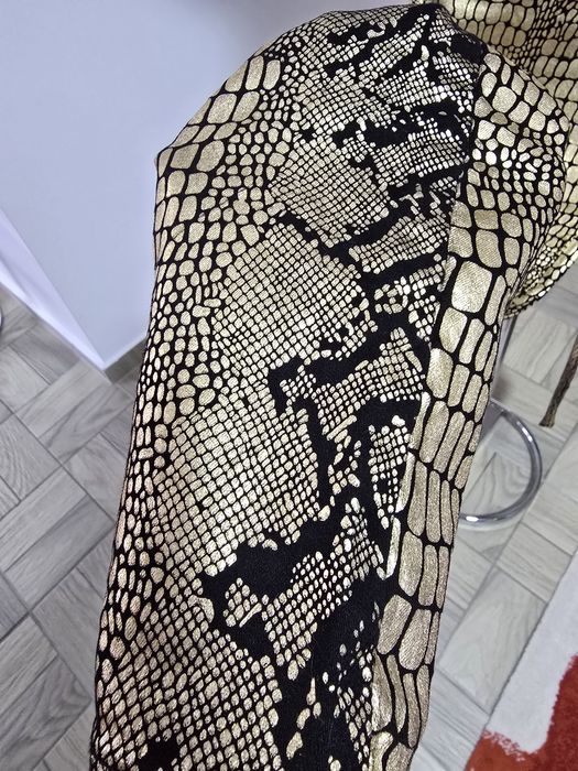 Blugi cu imprimeu snake print auriu, model superb