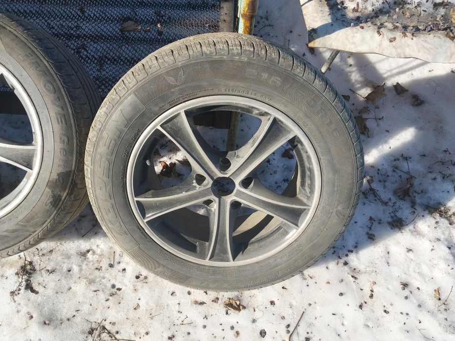 Продам летнию резину.