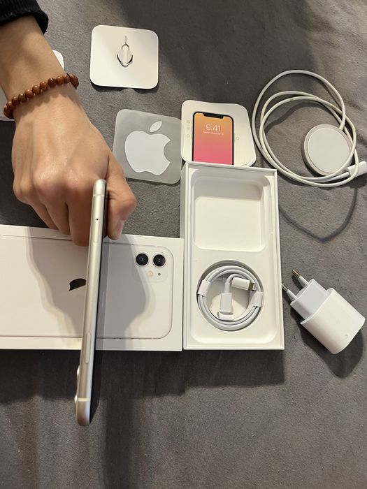 Iphone 11 64 gb бял white перфектен като нов 81% батерия