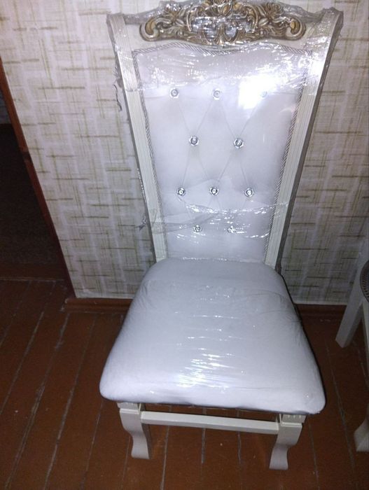 Срочно продам стол с стульями 12 шт. Цена договорная kelishamiz