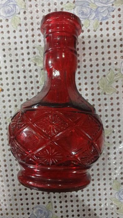продам красного цвета вазу
