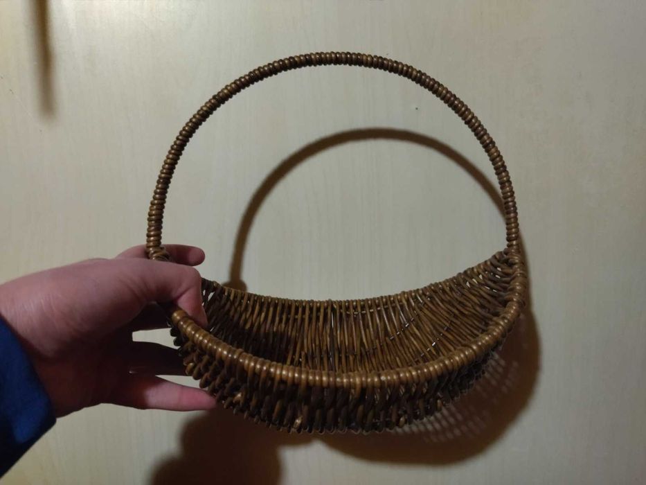 Малка кафява плетена кошница