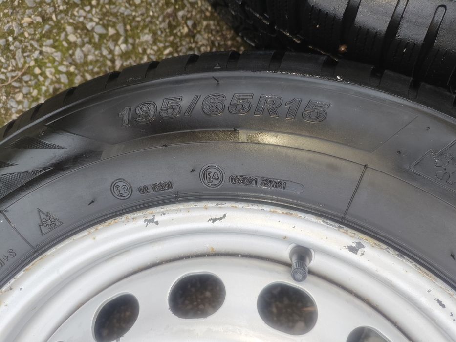 Продава се комплект зимни гуми с джанти – 195/65 R15 • 6Jx15 H2 • ET47