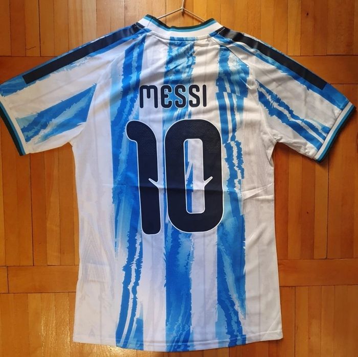 Vând tricouri cu Argentina cu Messi