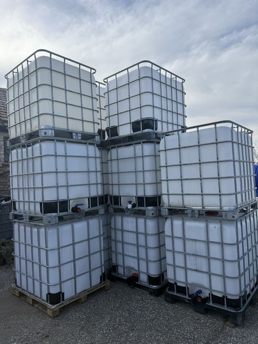 Продавам туби, бидони, цистерни, варели и други.