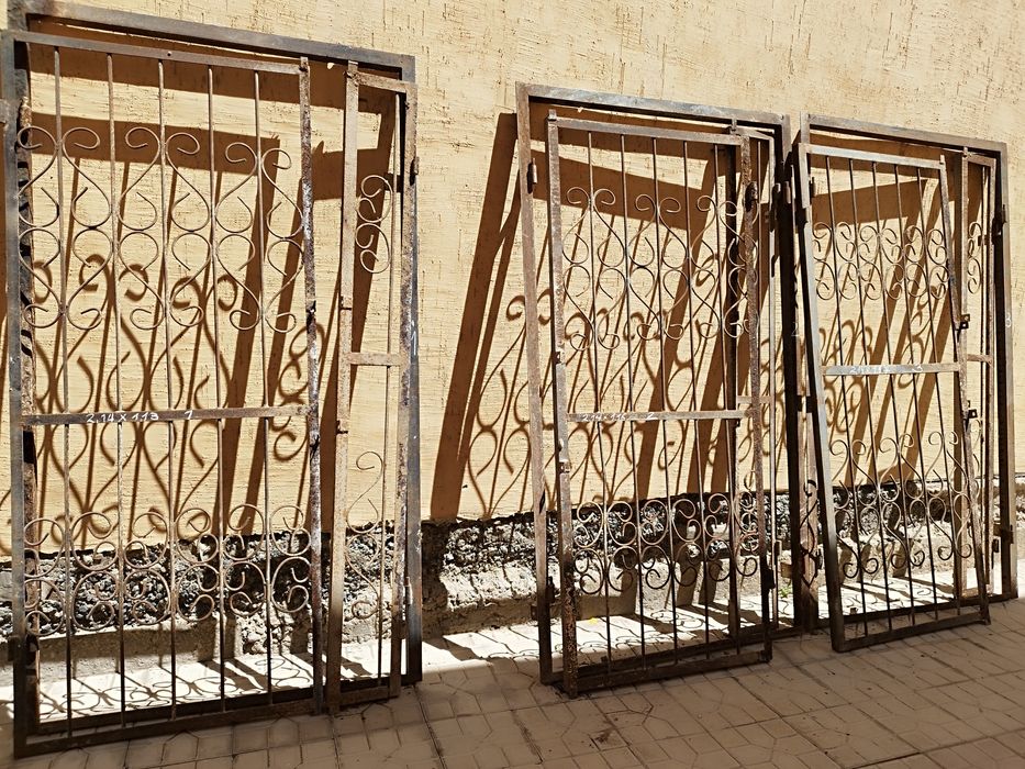 Железные дверные решетки б/у