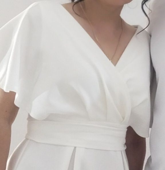 Платье белое красивое, одевала один раз.