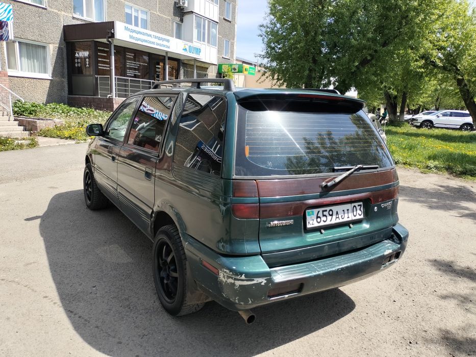 Продам минивэн Mitsubishi Chariot 2 л