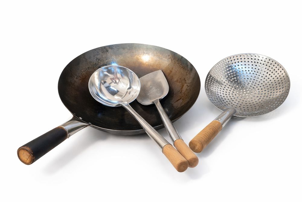 Vând wok din oțel carbon, împreună cu ustensilele din poză