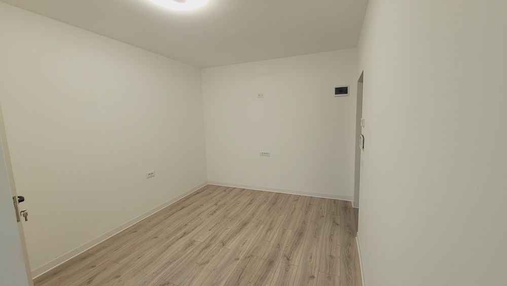 Birou de închiriat, Traian