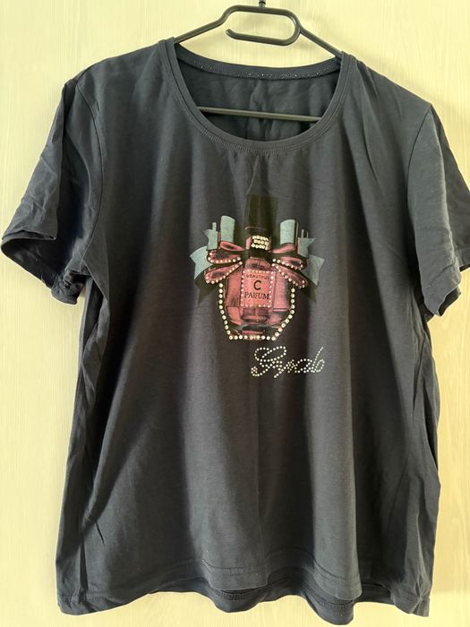 Tricou de culoare bleumarin cu model sticla de parfum