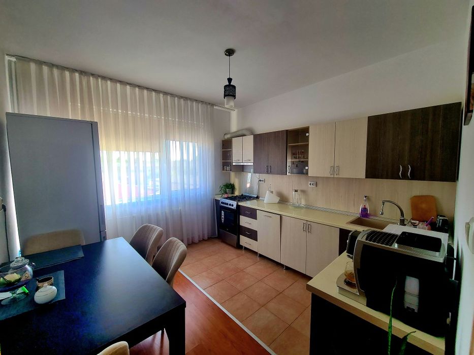Închiriez apartament cu 2 camere și loc de parcare