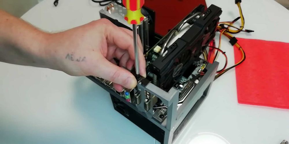 Отворена компютърна кутия, поддръжка на Mini-ATX