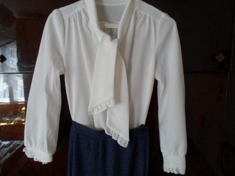 Народна носия с фабрично тъкани народни мотиви.